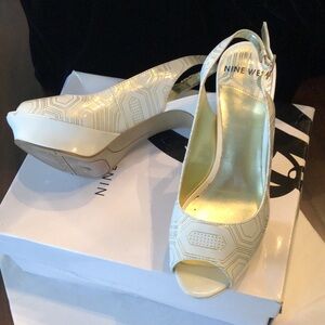 Moved Nine West Just Smile faux patent lthr peep toe adjust back strap platforms